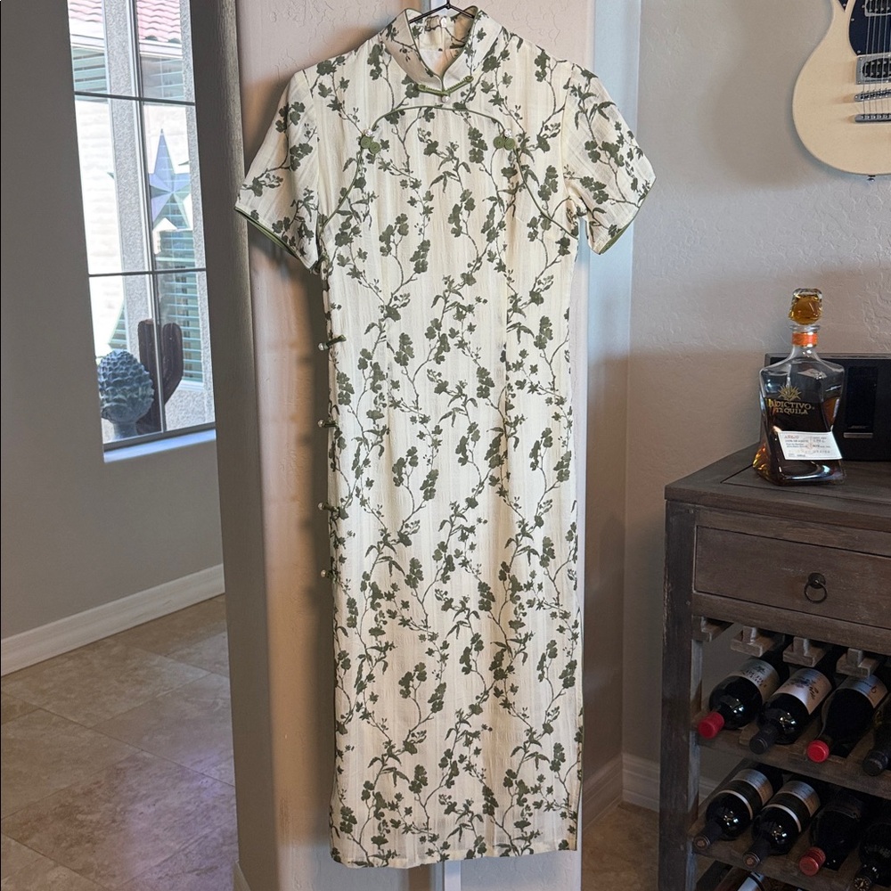 🌹 Luxe Floral Brocade Qipao Dress | Asian Cheongsam Style | Satin Silk Look 🌹 - Picture 3 of 6